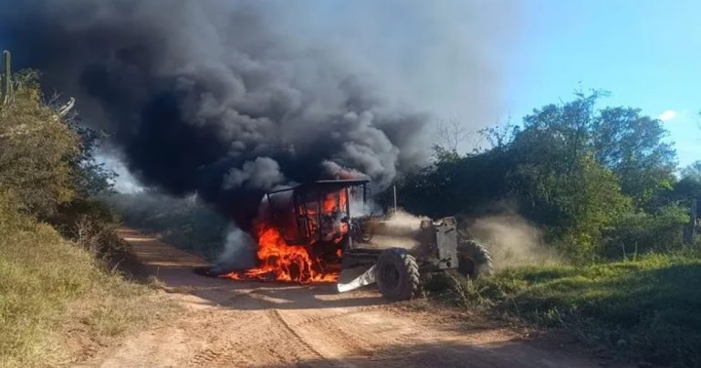 Máquina pega fogo durante serviço em comunidade rural no Sudoeste baiano maquina-pega-fogo-durante-servico-em-comunidade-rural-no-sudoeste-baiano