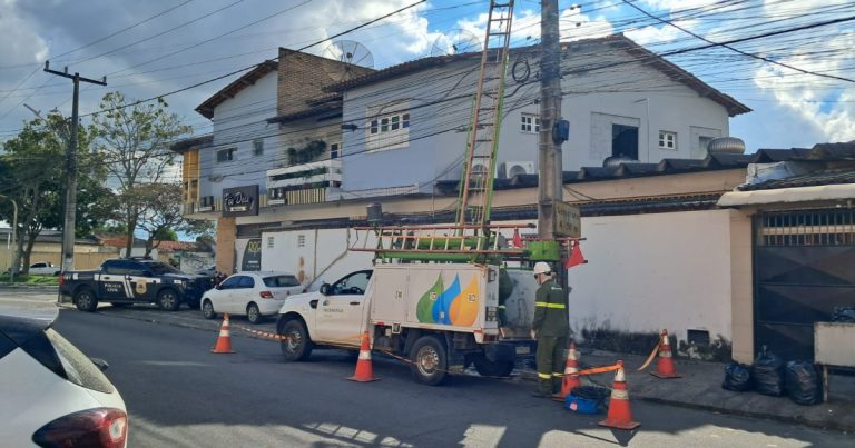 Dois são presos em ação contra ‘gatos’ de energia em Feira; desvios abasteceriam 6 mil casas em 1 mês dois-sao-presos-em-acao-contra-‘gatos’-de-energia-em-feira;-desvios-abasteceriam-6-mil-casas-em-1-mes