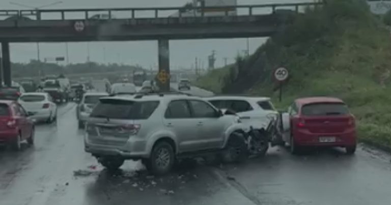VÍDEO: Colisão seguida de briga entre motoristas trava trânsito na BR-324, em Salvador video:-colisao-seguida-de-briga-entre-motoristas-trava-transito-na-br-324,-em-salvador
