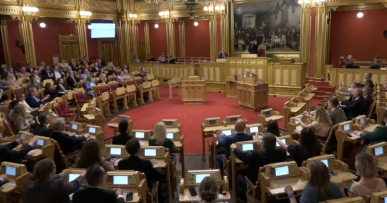 video:-parlamento-da-noruega-reproduz-celebracao-de-torcedores-em-sessao-de-apoio-a-selecao-na-copa