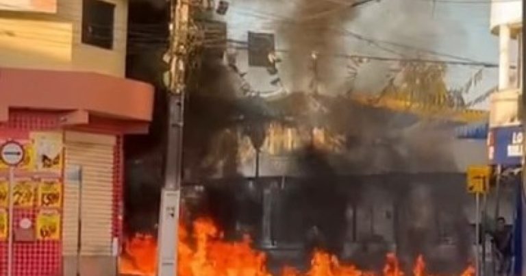 loja-de-autopecas-em-cansancao-e-atingida-por-incendio