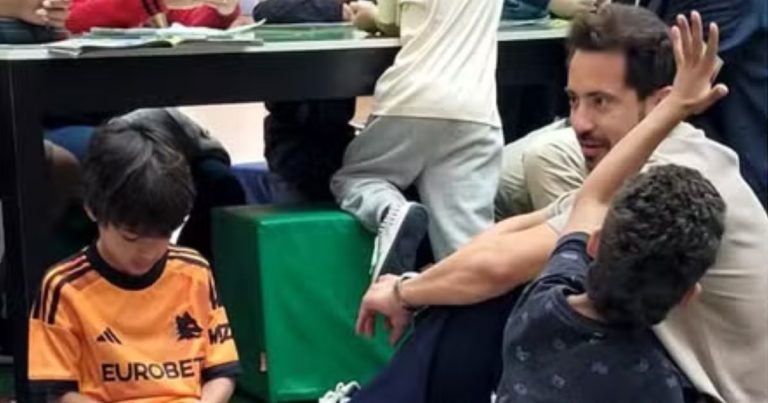 everton-ribeiro-leva-filhos-para-trocar-figurinha-em-shopping-no-rio-de-janeiro