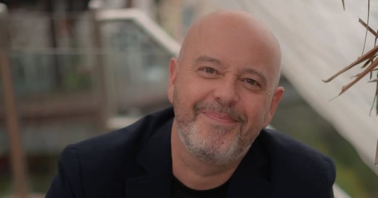 Após passar mal ao vivo, Alex Escobar tranquiliza fãs: “Estou bem e falando direito” apos-passar-mal-ao-vivo,-alex-escobar-tranquiliza-fas:-“estou-bem-e-falando-direito”