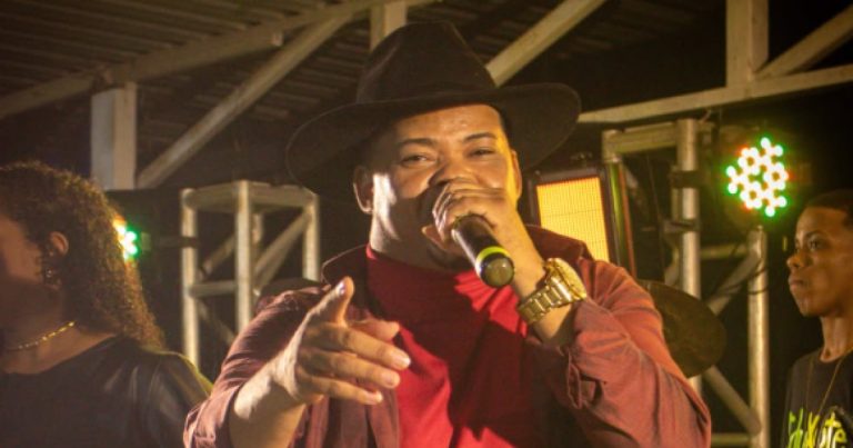 cantor-edy-xote-passa-mal-durante-apresentacao-no-camaforro-e-show-e-interrompido