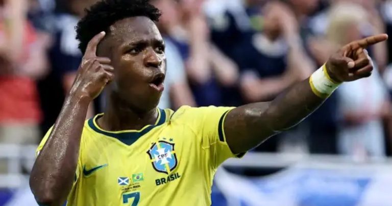 vini-marca-em-todos-os-jogos-da-fase-de-grupos-e-vira-o-quinto-brasileiro-a-atingir-o-feito