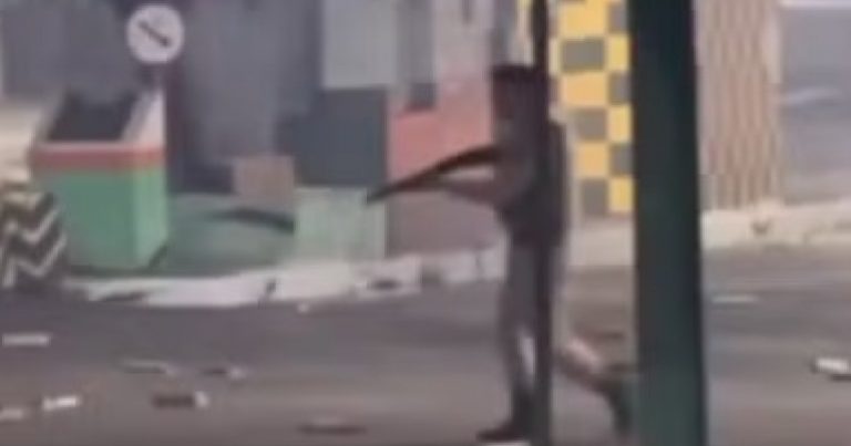 Homem fica ferido durante ação da PM para dispersar guerra de espadas na Bahia homem-fica-ferido-durante-acao-da-pm-para-dispersar-guerra-de-espadas-na-bahia