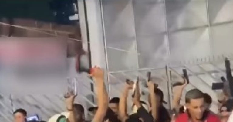 VÍDEO: Traficantes exibem arsenal de armas em paredão junino em Lauro de Freitas video:-traficantes-exibem-arsenal-de-armas-em-paredao-junino-em-lauro-de-freitas