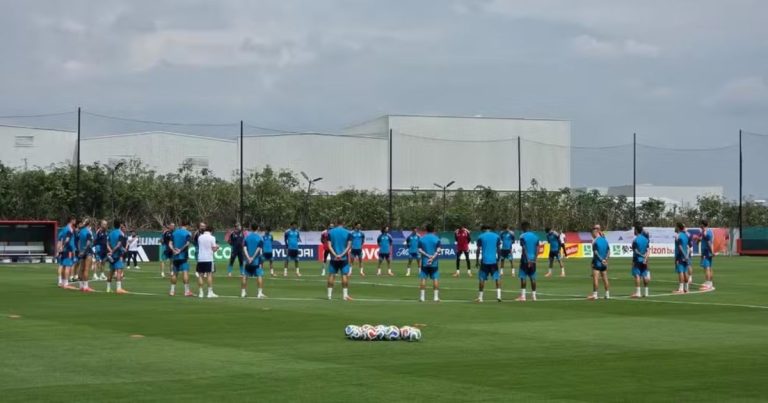 Antes do treino, jogadores da Espanha fazem minuto de silêncio por vítimas de terremoto na Venezuela antes-do-treino,-jogadores-da-espanha-fazem-minuto-de-silencio-por-vitimas-de-terremoto-na-venezuela