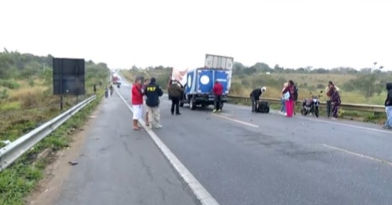Motoboy morre após colisão com animal e caminhão em anel viário de Vitória da Conquista motoboy-morre-apos-colisao-com-animal-e-caminhao-em-anel-viario-de-vitoria-da-conquista