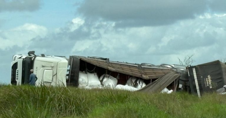 acidente-entre-carreta-de-fertilizantes-e-carro-engaveta-transito-na-br-324