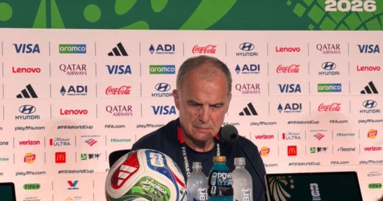 Marcelo Bielsa se irrita após eliminação do Uruguai e dispara: “Vamos logo com isso!” marcelo-bielsa-se-irrita-apos-eliminacao-do-uruguai-e-dispara:-“vamos-logo-com-isso!”
