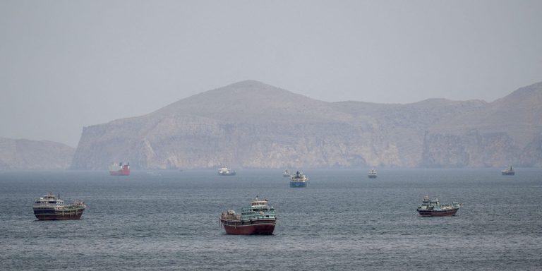 Petroleiro é atingido em Ormuz em meio a ataques entre Irã e EUA petroleiro-e-atingido-em-ormuz-em-meio-a-ataques-entre-ira-e-eua