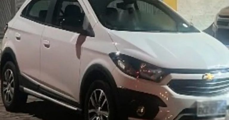 PM prende dupla e recupera carro roubado em Vitória da Conquista após cerco na zona rural de Poções pm-prende-dupla-e-recupera-carro-roubado-em-vitoria-da-conquista-apos-cerco-na-zona-rural-de-pocoes