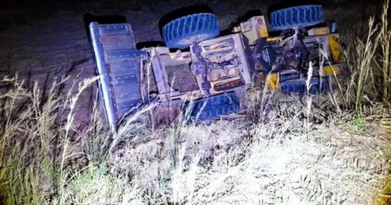 duas-pessoas-ficam-feridas-apos-pa-carregadeira-tombar-na-zona-rural-de-guanambi