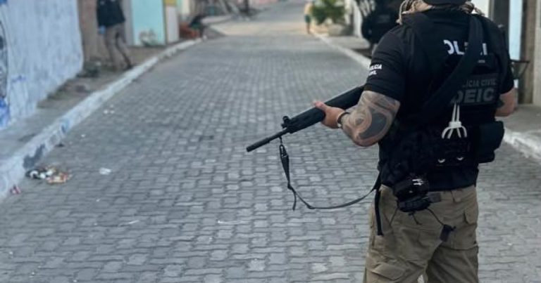 Adolescente é apreendido por agredir homem com barra de ferro e pedras e roubar cartão em Vitória da Conquista adolescente-e-apreendido-por-agredir-homem-com-barra-de-ferro-e-pedras-e-roubar-cartao-em-vitoria-da-conquista