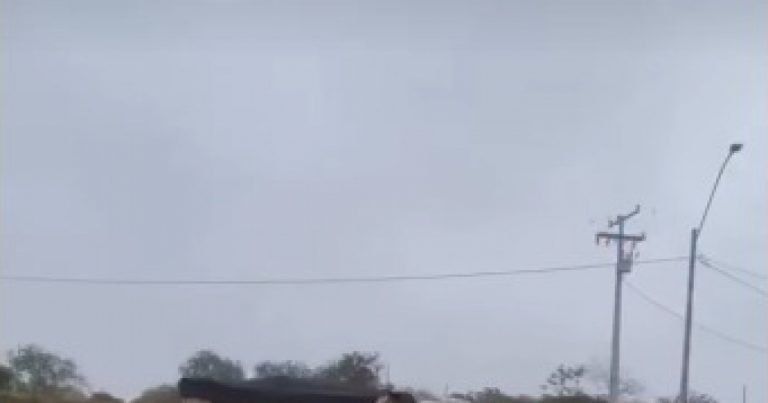 VÍDEO: Ambulância do Samu é atingida por carreta durante atendimento em Vitória da Conquista video:-ambulancia-do-samu-e-atingida-por-carreta-durante-atendimento-em-vitoria-da-conquista