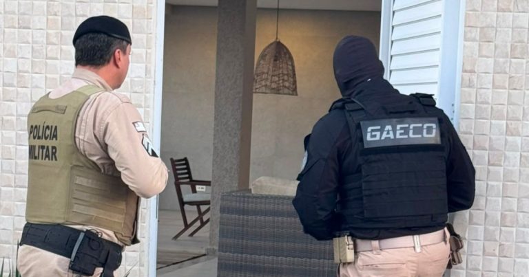 MP-BA prende investigado e apreende arma em operação sobre desvio de recursos da saúde em Eunápolis mp-ba-prende-investigado-e-apreende-arma-em-operacao-sobre-desvio-de-recursos-da-saude-em-eunapolis