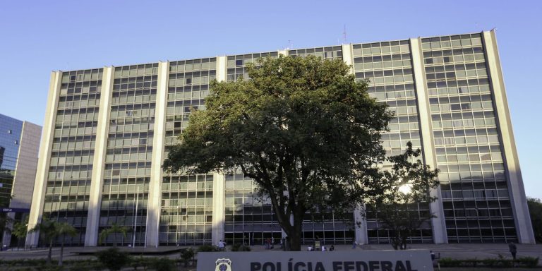 Polícia Federal faz operação para conter lavagem de dinheiro do PCC policia-federal-faz-operacao-para-conter-lavagem-de-dinheiro-do-pcc