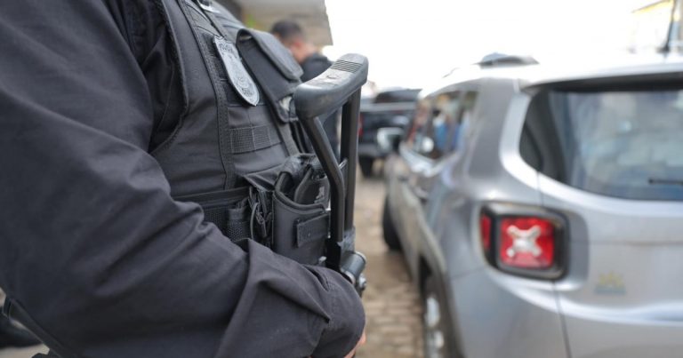 Polícia Civil prende 81 envolvidos em roubos a ônibus, recupera 375 celulares e registra queda de 77% nos crimes durante o São João policia-civil-prende-81-envolvidos-em-roubos-a-onibus,-recupera-375-celulares-e-registra-queda-de-77%-nos-crimes-durante-o-sao-joao