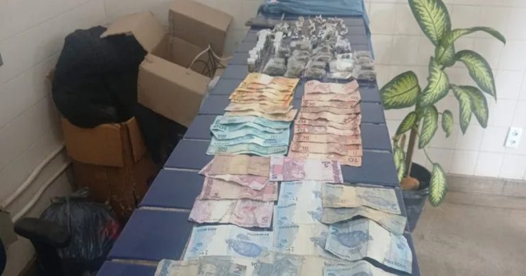 Denúncia anônima leva PM a desarticular ponto de tráfico de drogas em Brumado denuncia-anonima-leva-pm-a-desarticular-ponto-de-trafico-de-drogas-em-brumado