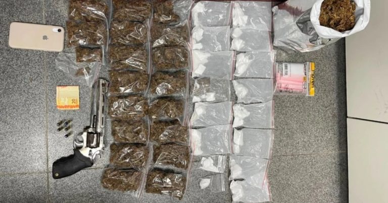 Homem é preso acusado de tráfico de drogas em Feira de Santana; arma e entorpecentes são apreendidos homem-e-preso-acusado-de-trafico-de-drogas-em-feira-de-santana;-arma-e-entorpecentes-sao-apreendidos
