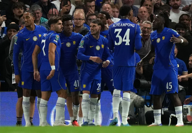 com-estevao-decisivo,-chelsea-vence-o-luton-town-e-avanca-na-copa-da-liga-inglesa