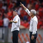 luis-castro-ve-vaga-em-aberto-e-destaca-vantagem-do-gremio-de-decidir-em-casa