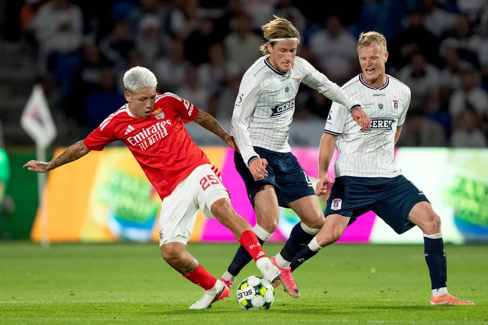 benfica-vence-time-dinamarques-e-garante-classificacao-na-liga-europa