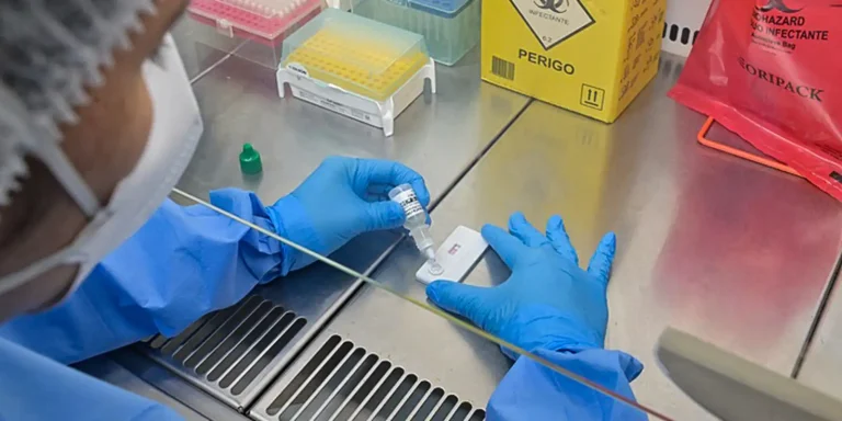 anvisa-atualiza-regras-sobre-controle-de-qualidade-em-laboratorios