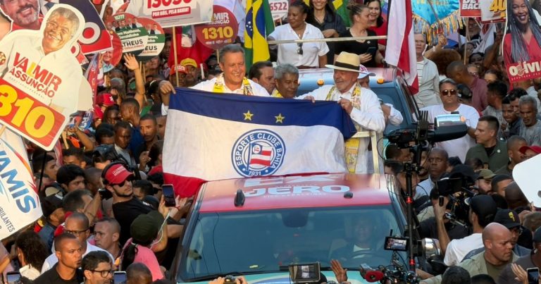 video:-durante-caminhada-da-liberdade,-rui-costa-segura-bandeira-de-torcida-organizada-do-bahia