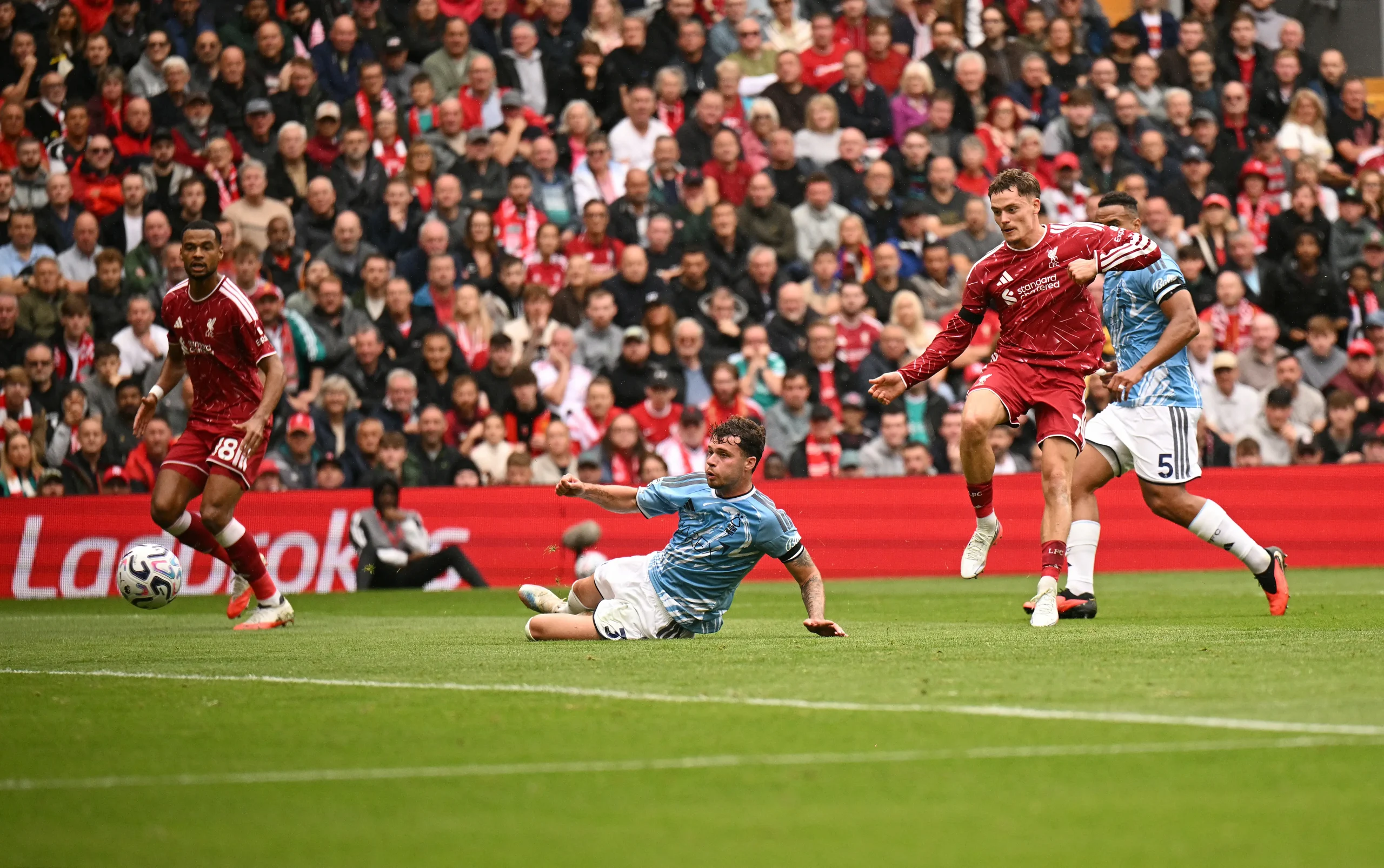 veja-fotos-de-liverpool-x-nottingham-forest-pelo-campeonato-ingles
