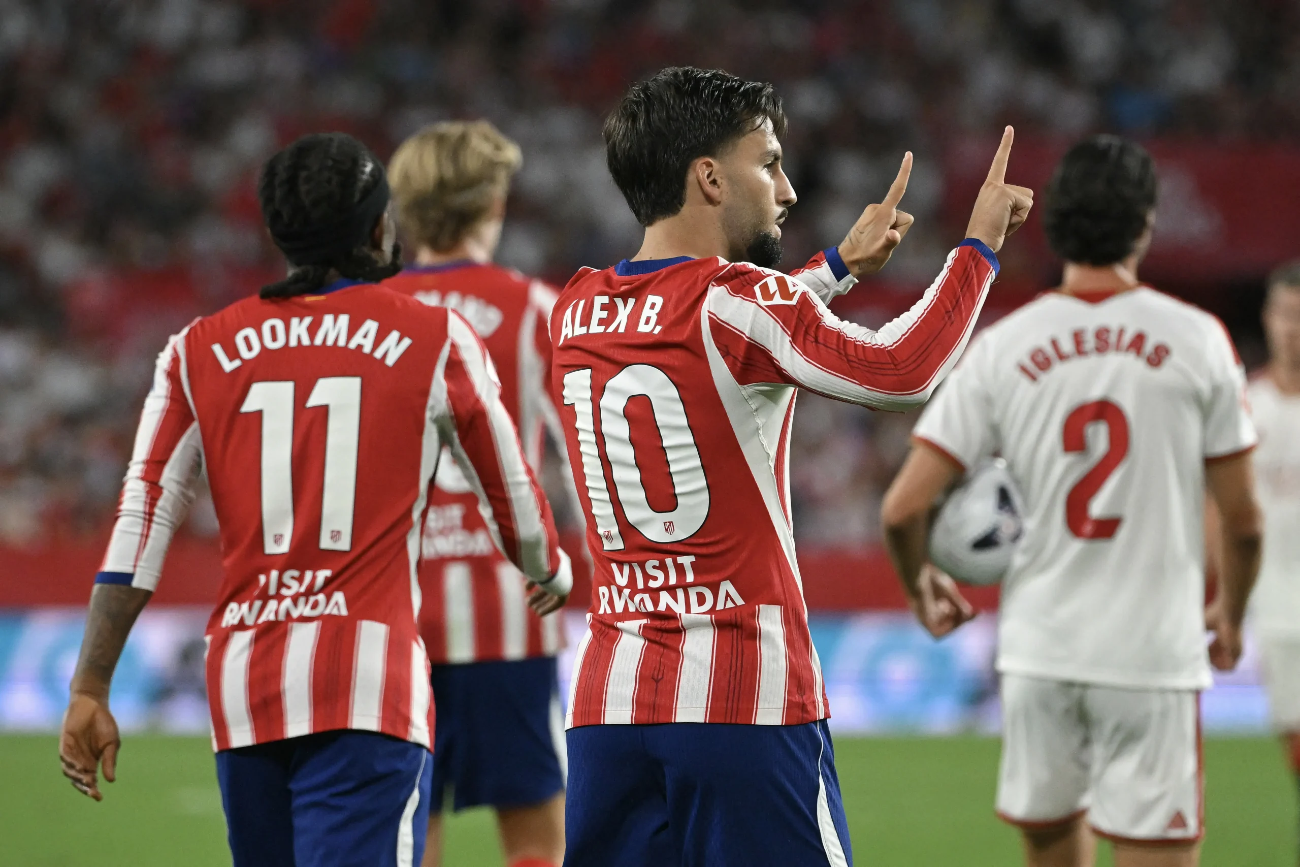 atletico-de-madrid-faz-tres-no-sevilla-e-dorme-na-lideranca-do-espanhol