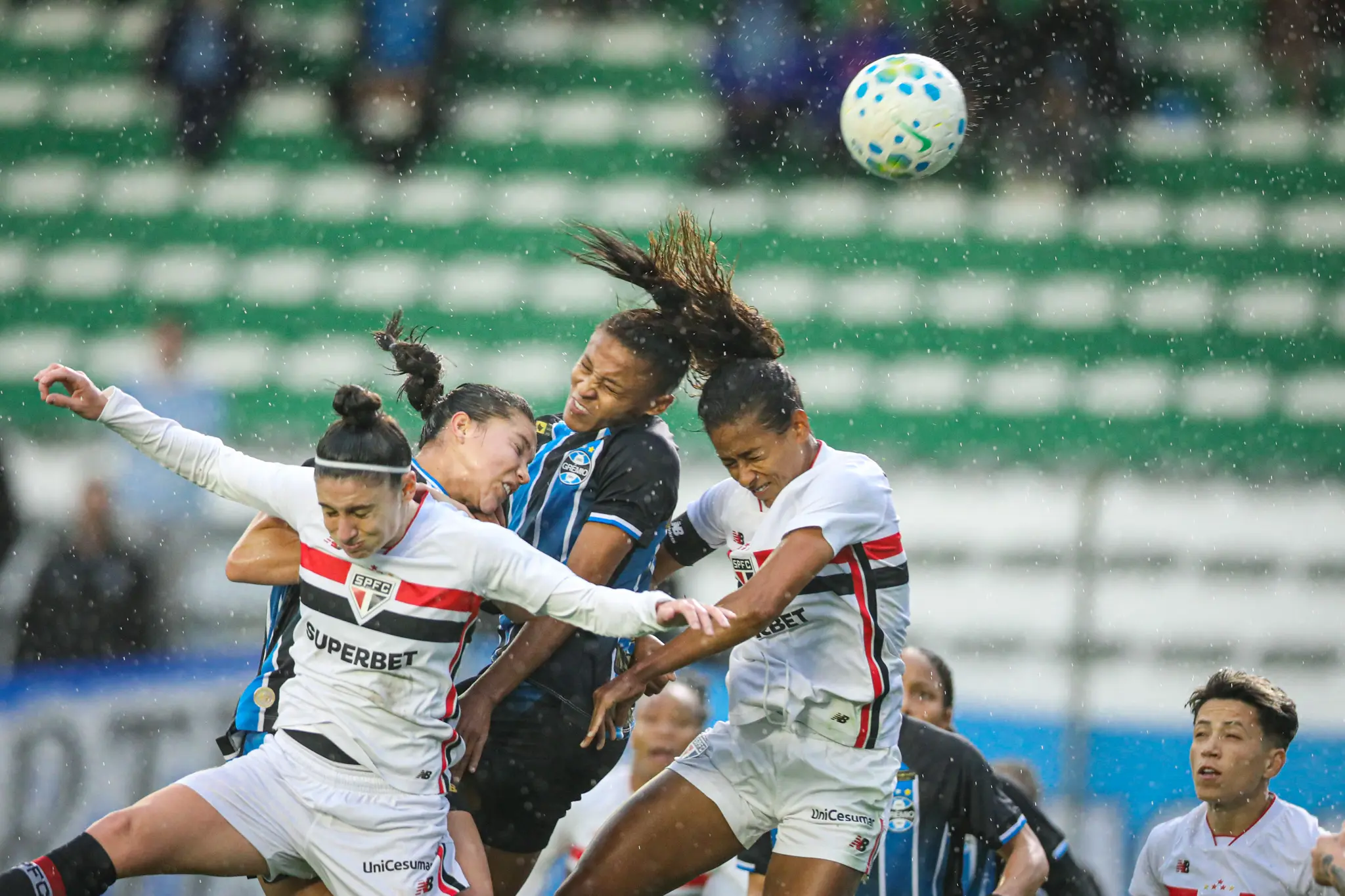 sao-paulo-e-gremio-empatam-sem-gols-na-ida-das-quartas-do-brasileiro-feminino