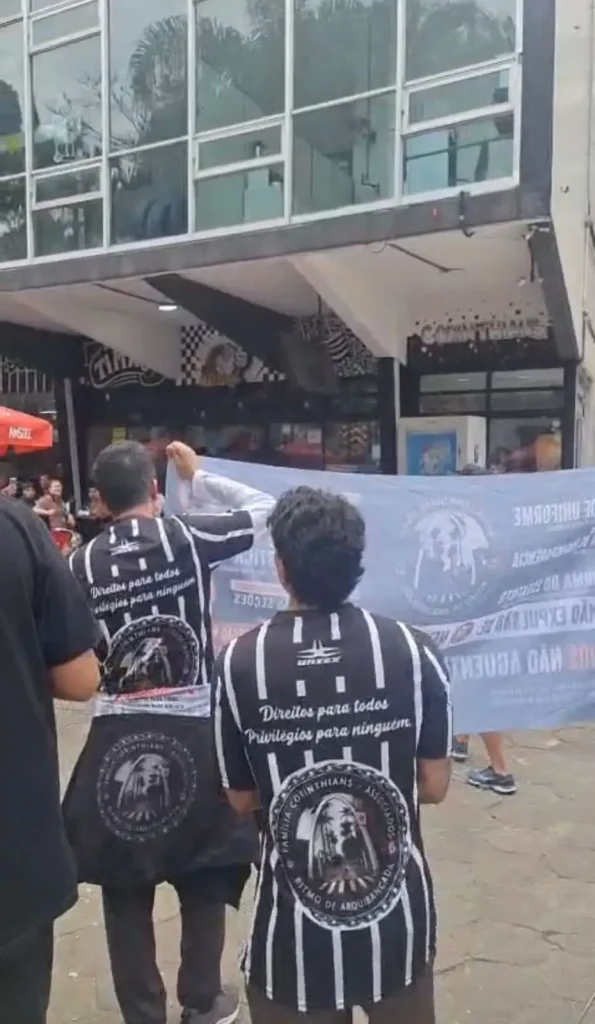 corintianos-fazem-protesto-no-parque-sao-jorge;-veja-o-video