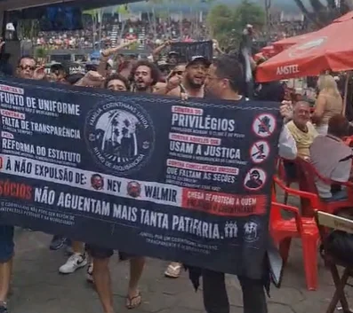 torcida-do-corinthians-protesta-e-pede-“intervencao,-ja”