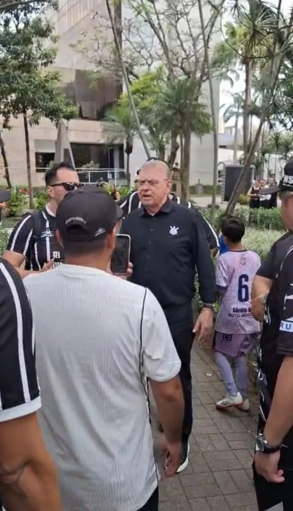 torcida-do-corinthians-faz-protesto-no-parque-sao-jorge:-“luta-por-mudanca”