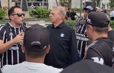 socios-do-corinthians-protestam-no-parque-sao-jorge-e-cobram-stabile