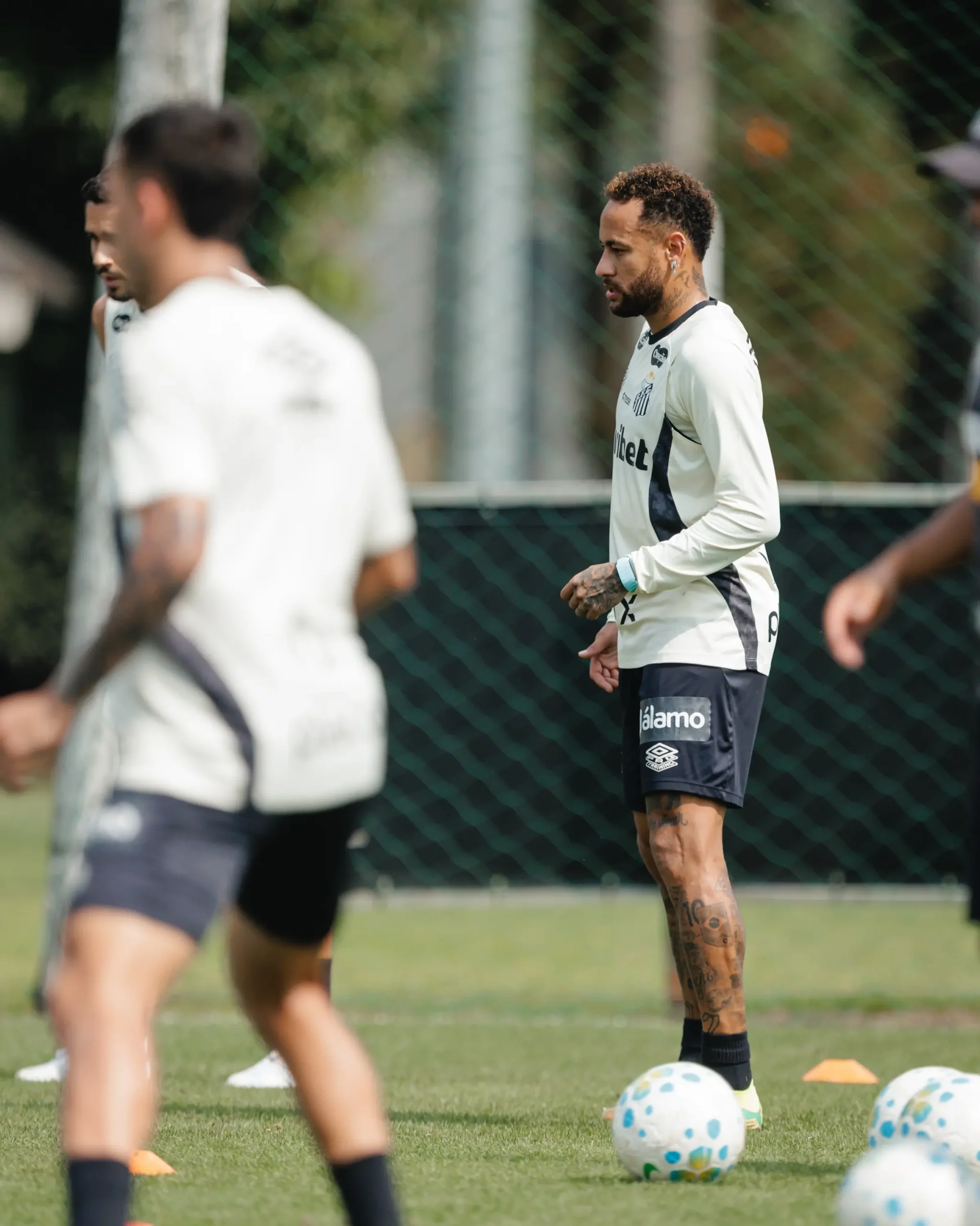 com-neymar,-santos-faz-ultimos-ajustes-antes-de-enfrentar-o-corinthians