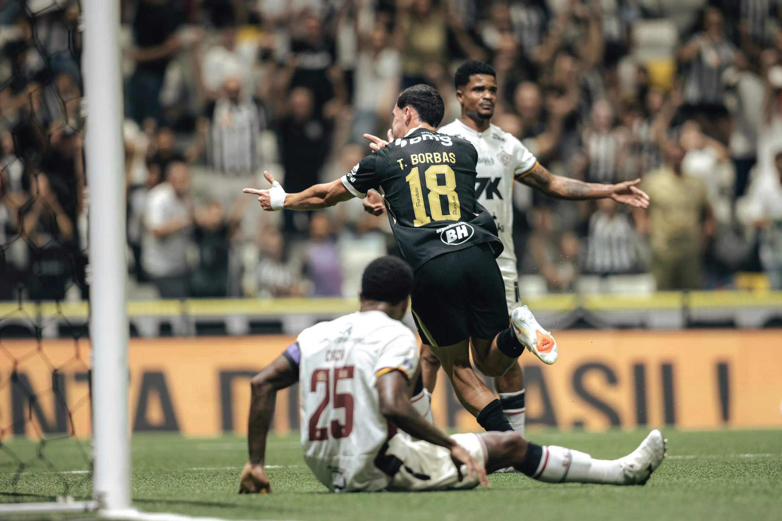 atletico-mg-vence-vitoria-com-reservas-e-aumenta-serie-invicta-no-brasileirao