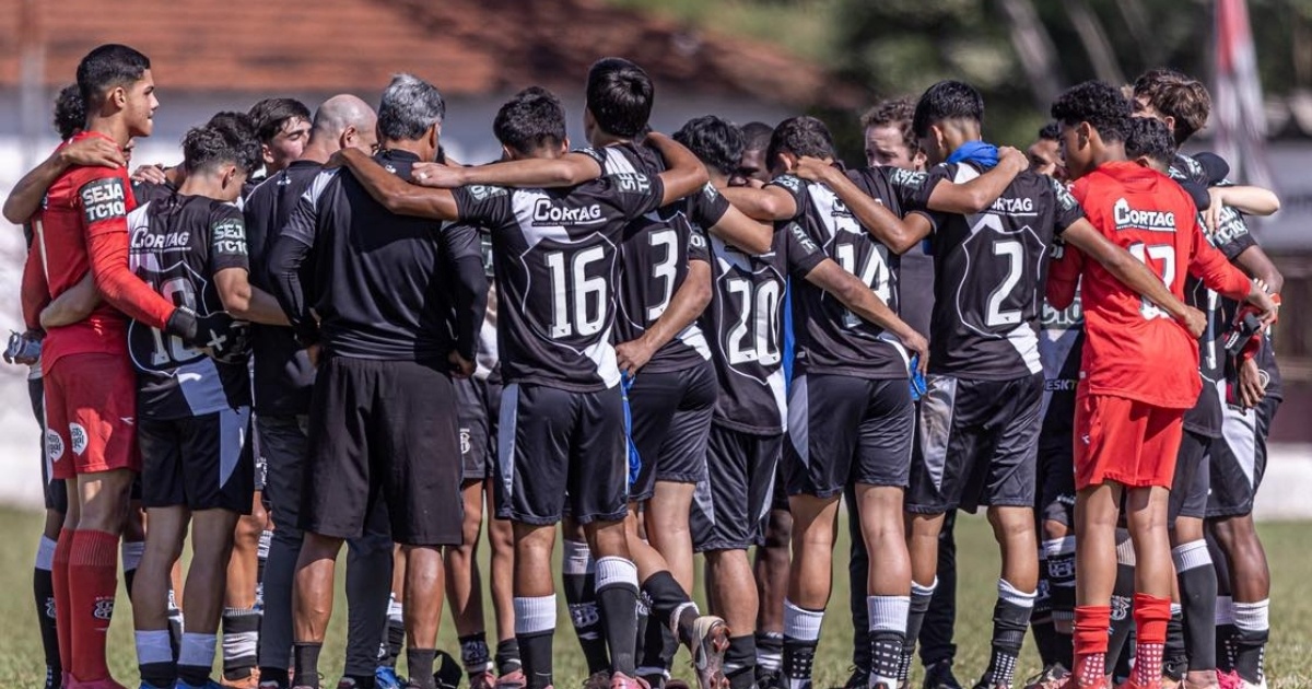 com-elenco-em-greve,-ponte-preta-vai-jogar-serie-b-apenas-com-atletas-da-base-para-evitar-wo.