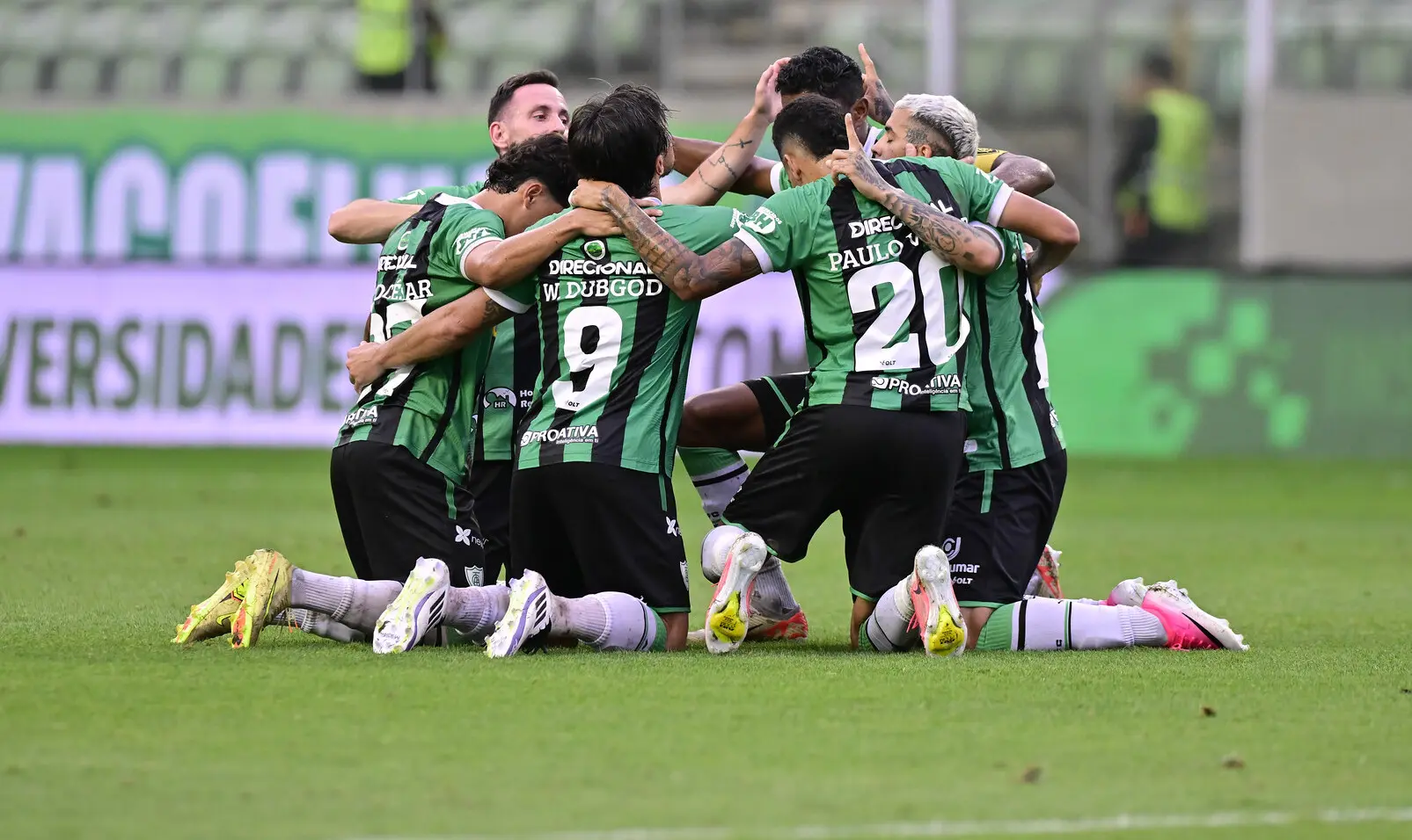 america-mg-vence-a-ponte-preta-e-finda-jejum-pela-serie-b
