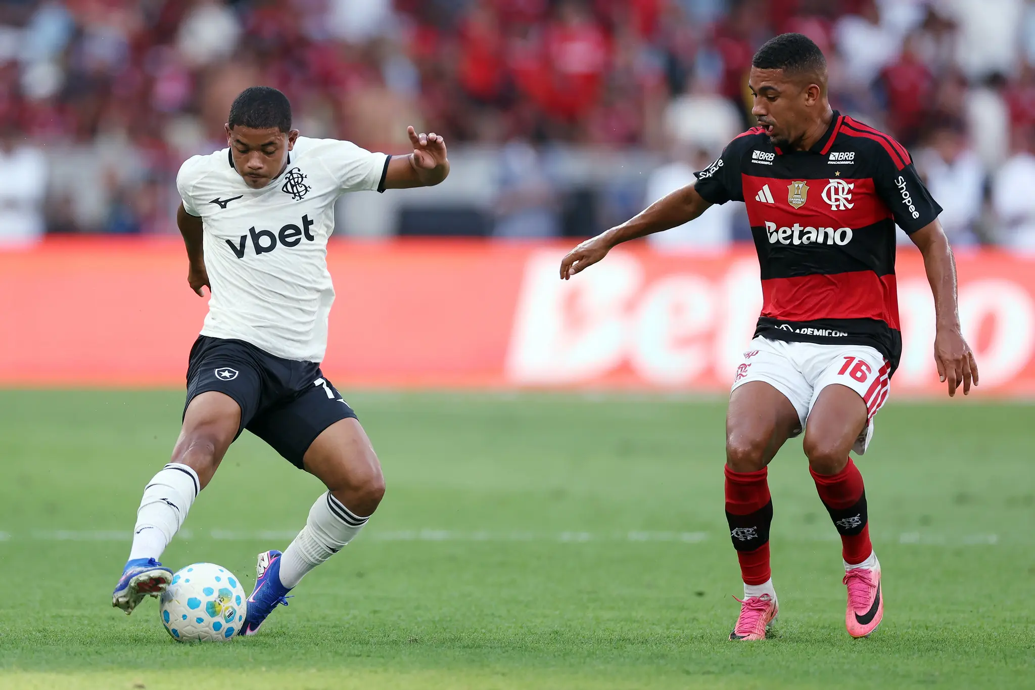 em-partida-com-tres-gols-anulados,-flamengo-vence-botafogo-e-pressiona-palmeiras-no-brasileirao