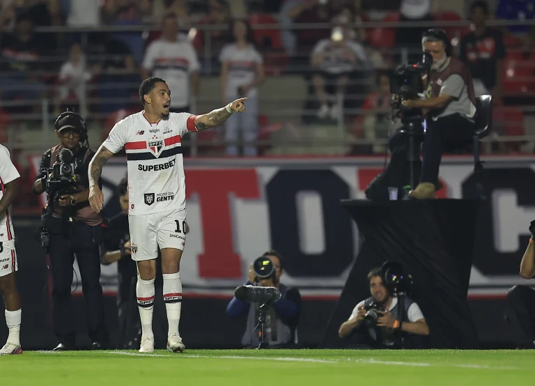 luciano-iguala-careca-e-alcanca-marca-historica-no-sao-paulo