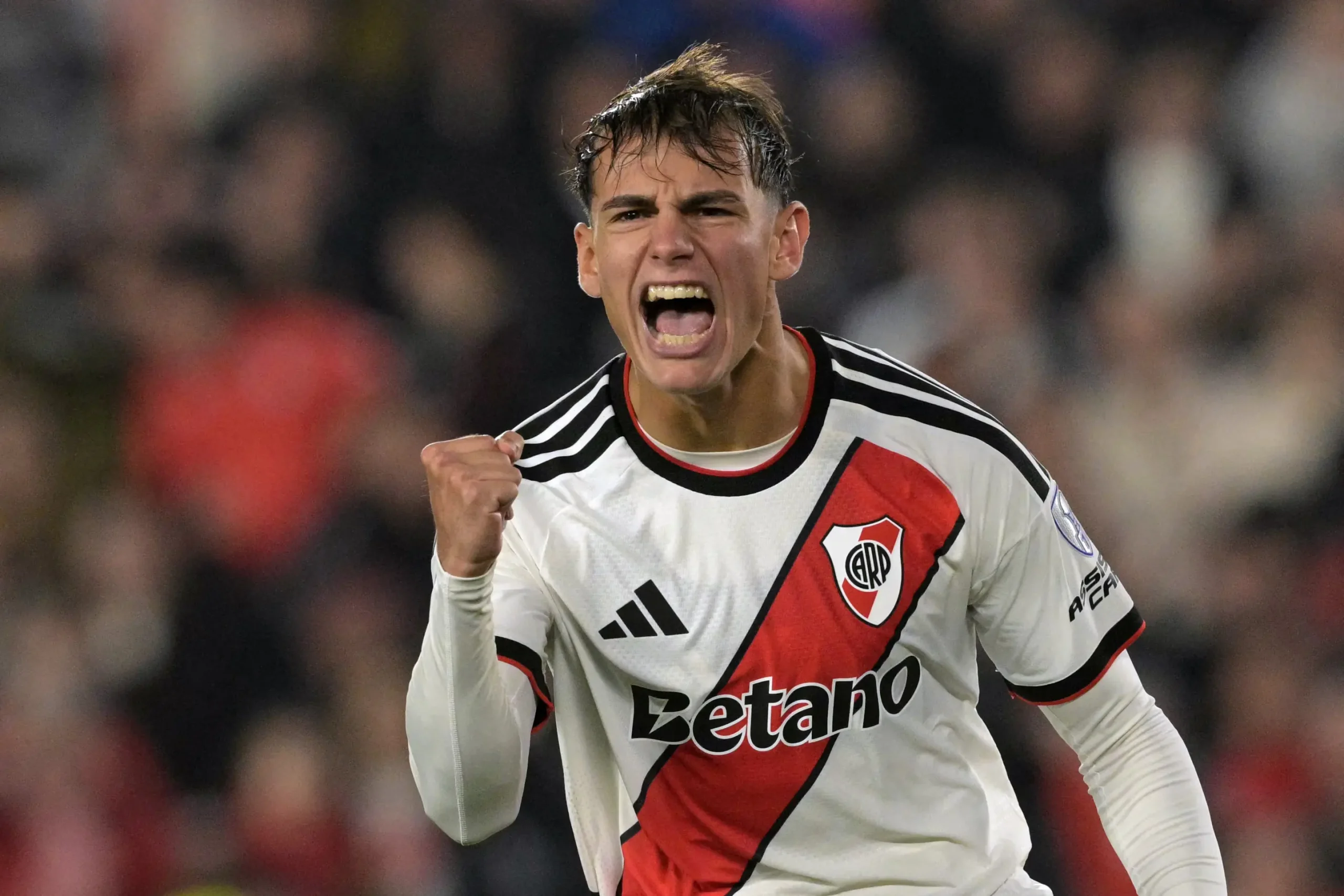 nova-contratacao-do-flamengo-chega-ao-rio-de-janeiro-para-assinar-contrato
