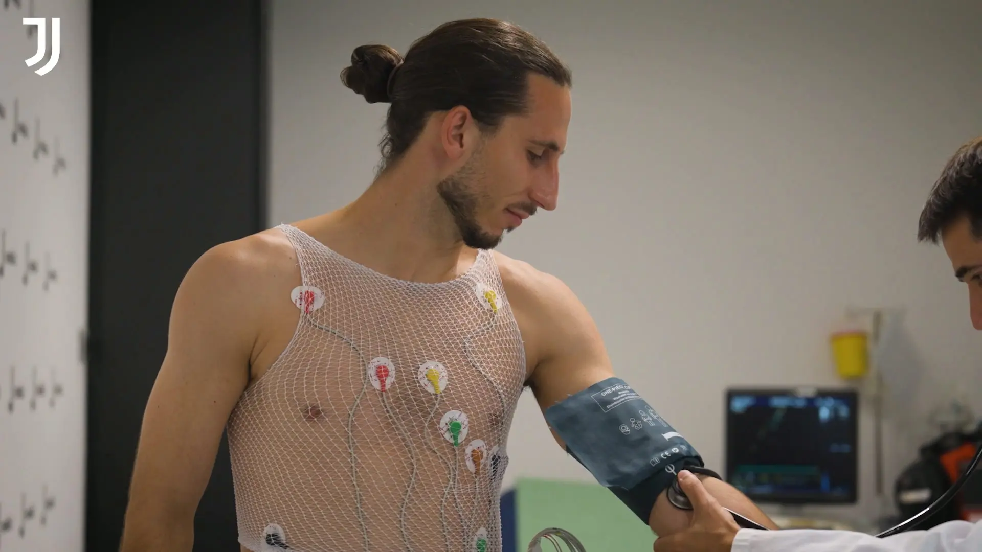 bastidores:-o-primeiro-dia-de-kamil-grabara-na-juventus