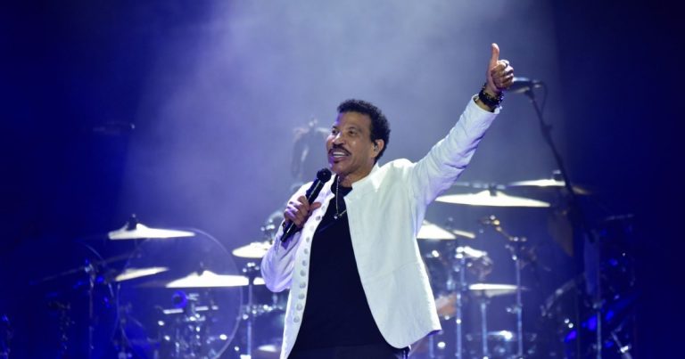 lionel-richie,-cantor-norte-americano,-e-internado-na-uti-depois-de-susto-em-apresentacao