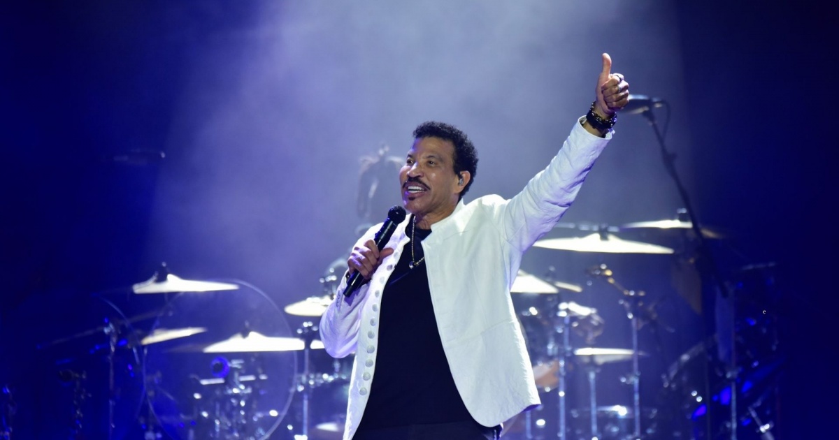 lionel-richie,-cantor-norte-americano,-e-internado-na-uti-depois-de-susto-em-apresentacao