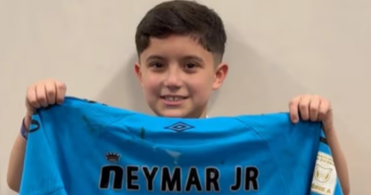 corintiano-mirim-ganha-camisa-de-neymar-e-precisa-de-escolta-policial-em-estadio
