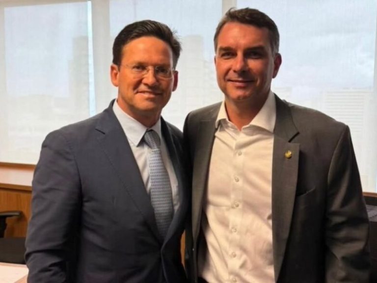 flavio-bolsonaro-deve-voltar-a-bahia-em-setembro,-anuncia-joao-roma