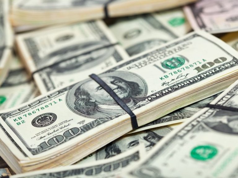 dolar-fecha-abaixo-de-r$-4,90-pela-primeira-vez-desde-2024-e-ibovespa-volta-a-subir